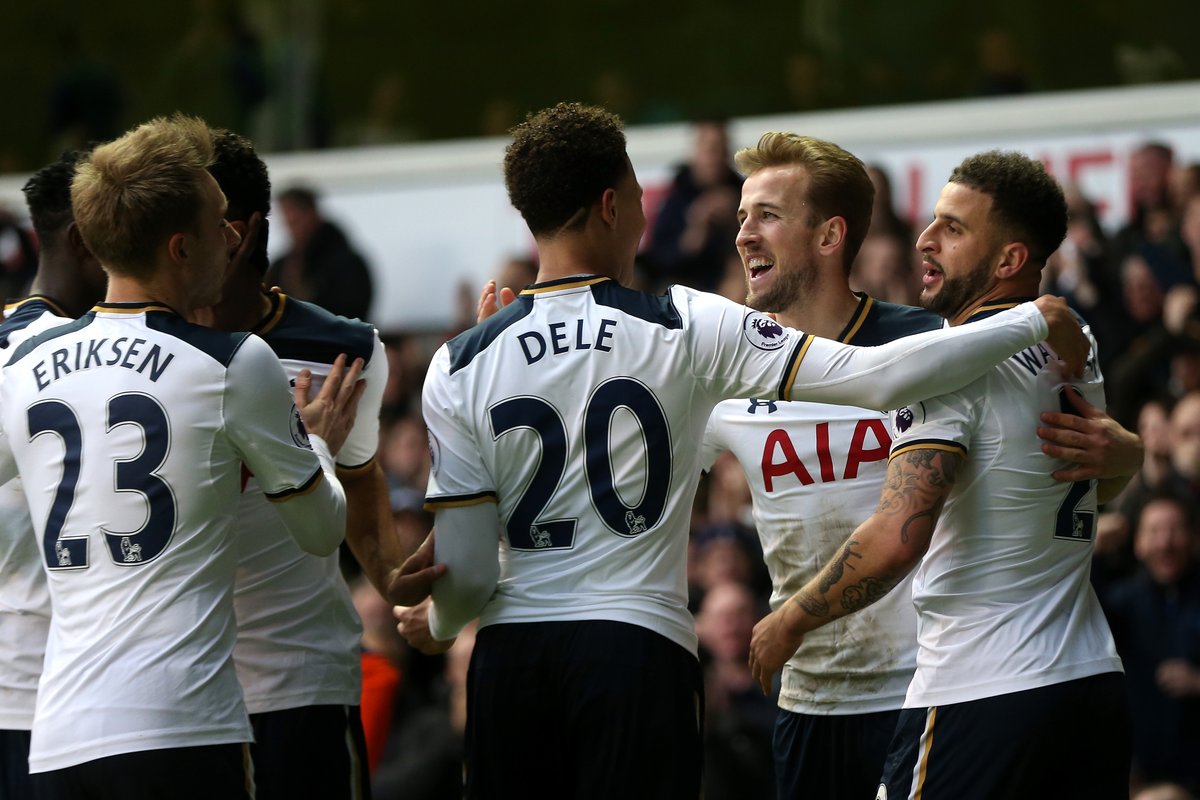 今晚，上海海港门将颜骏凌首发出场，迎来了他代表俱...