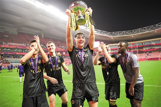 美记：恩比德右膝仍酸痛但治疗正确，他或许将缺席更久