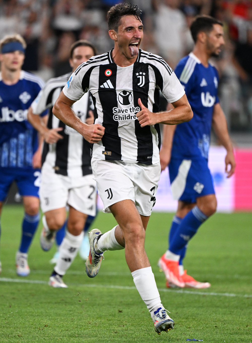 青训小将破门后被队友高高举起