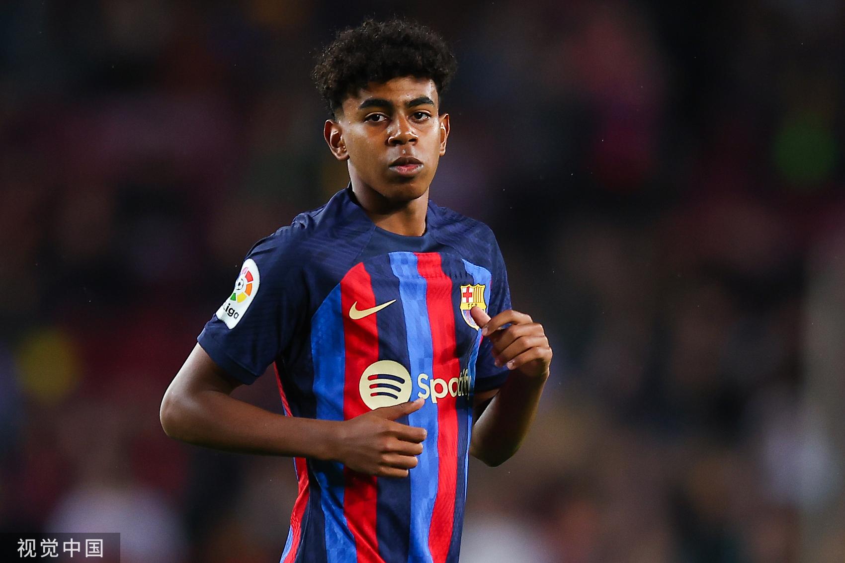 公务还是放松？纳赛尔出现在圣西罗现场观看米兰德比