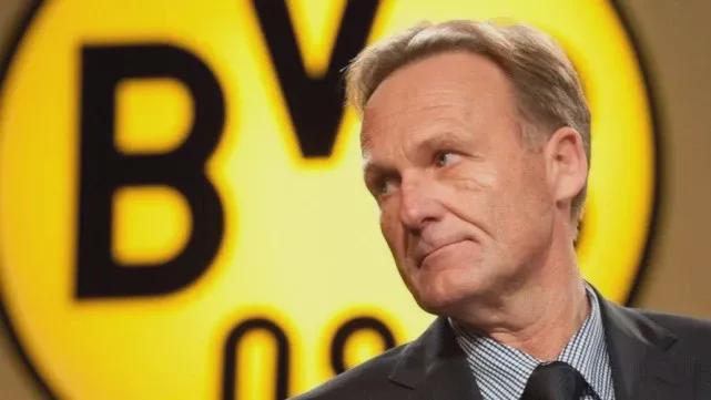 泪目！足协杯冠军奖杯被带回工体，放在已故球迷杨雪的座位旁